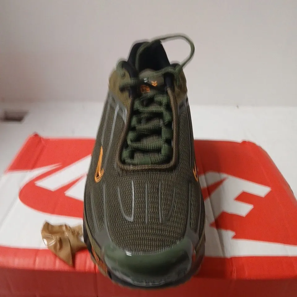 BOXED PAR OF NIKE AIR MAX PLUS III – UK 9