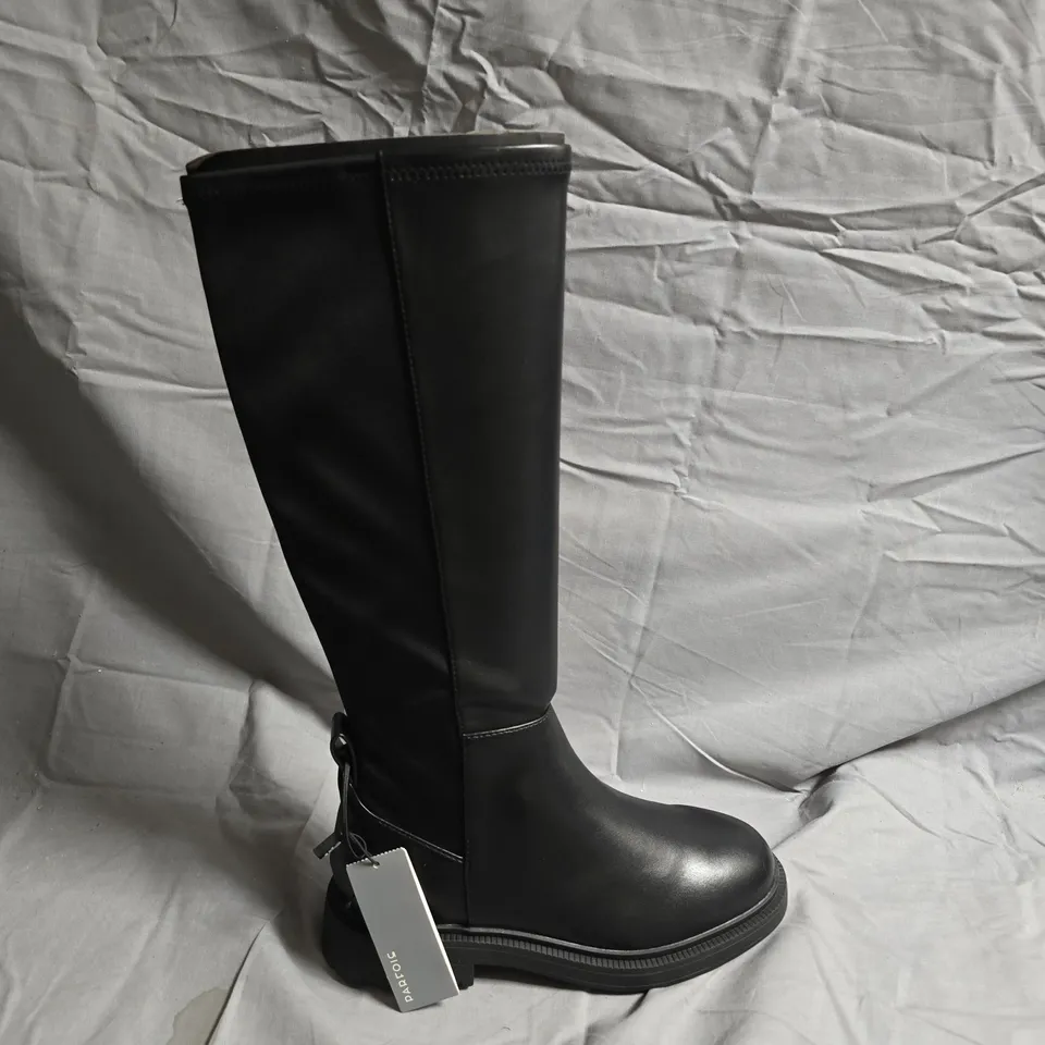 WOMEN'S BLACK LEATHER KNEE-HIGH BOOTS WITH LUG SOLE - UK SIZE 37