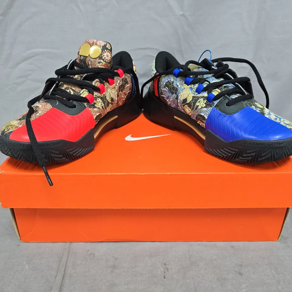 BOXED PAIR OF NIKE ZOOM GP CHALLENGE 1 'NAOMI OSAKA' TENNIS SHOES IN BLACK/BLUE/RED W. FLORAL DRAGON PATTERN SIZE UK 3.5