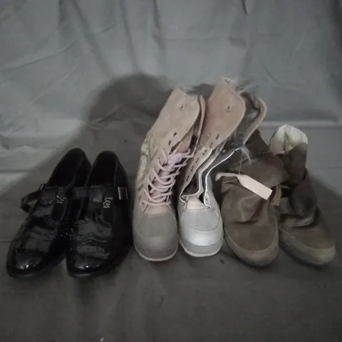 APPROXIMATELY 10 PAIRS OF ASSORTED KIDS SHOES IN VARIOUS STYLES AND SIZES