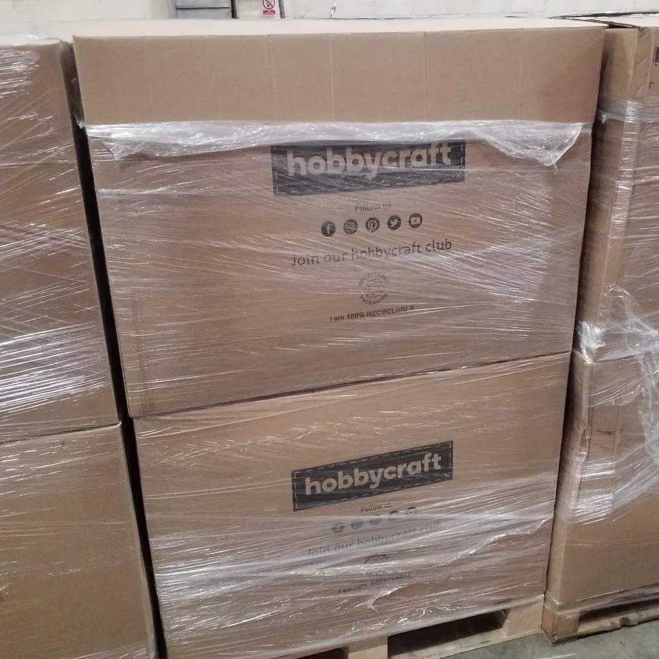 PALLET CONTAINING ASSORTED CHRISTMAS PRODUCTS & DECORATIONS INCLUDING WREATHS, GOLD SHIMMER WALL TILE, HANGING FILLABLE BAUBLES & FUSE BEAD SET