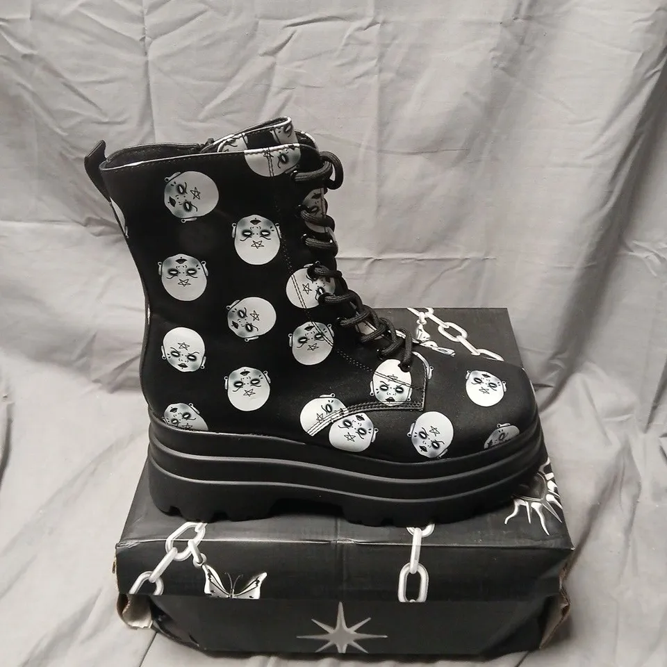 BOXED KOI WITCH BABY TRIDENT PLATFORM BOOTS IN BLACK - UK 10