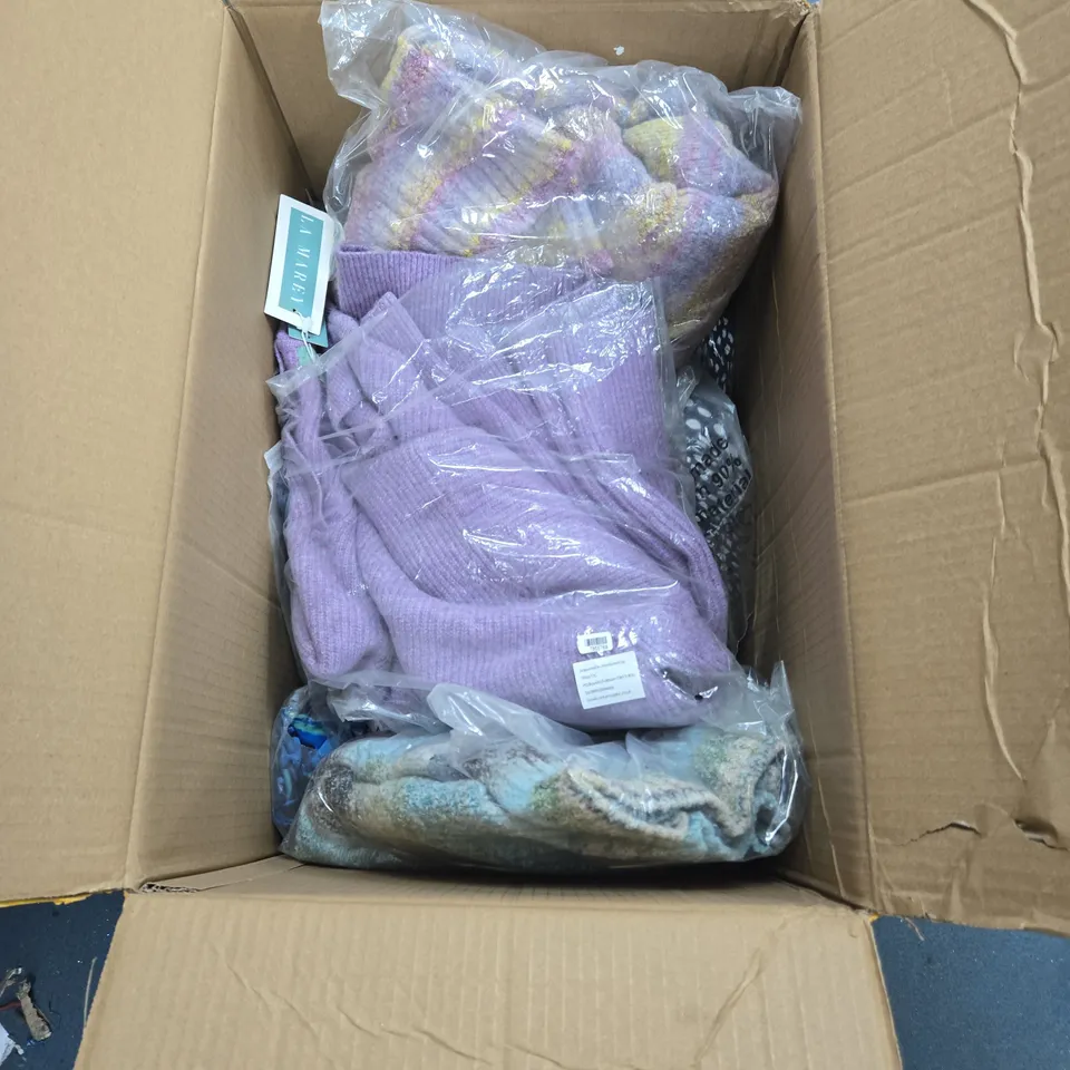 WOMEN'S CLOTHING BUNDLE – APROX 10 ITEMS TO INCLUDE CLOTHING ITEMS JUMPERS , TOPS AND DRESSES