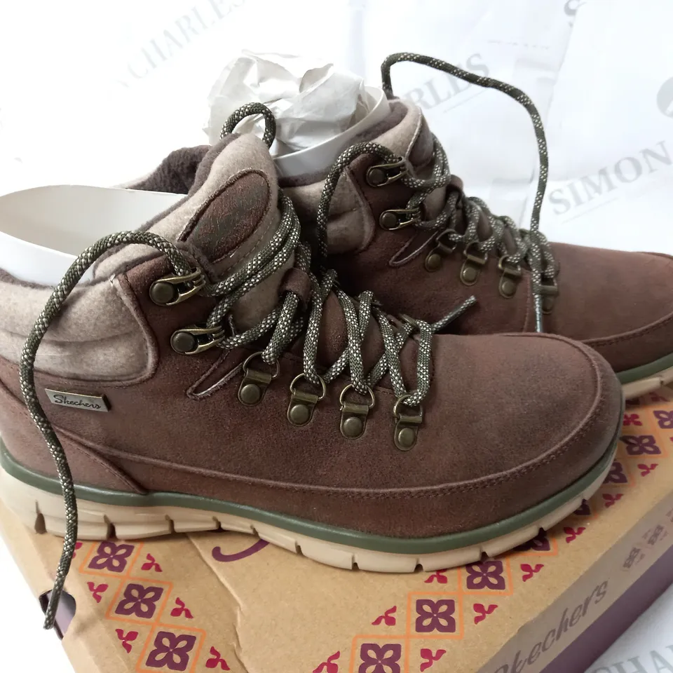 BOXED SKECHERS SYNERGY WARM TECH BOOTS, BROWN - SIZE 5.5