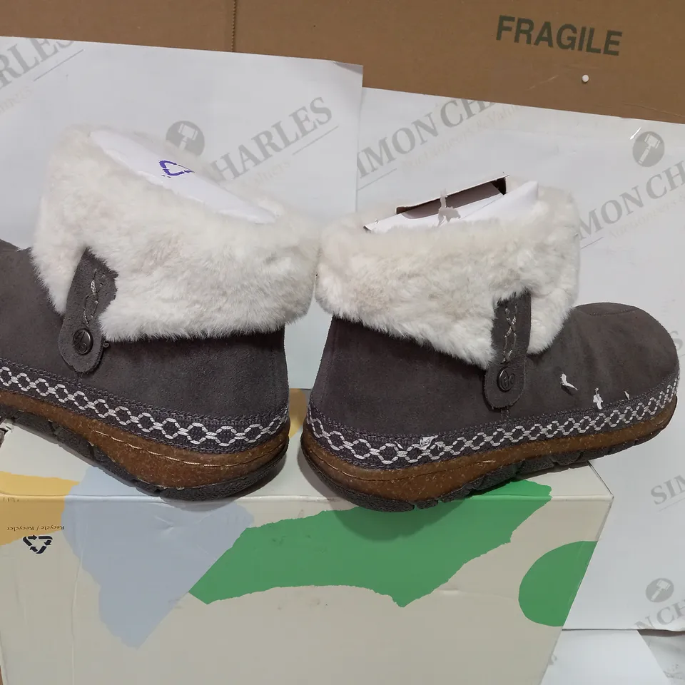 BOXED PAIR OF EARTH GREY ANKLE BOOTS  - SIZE 7