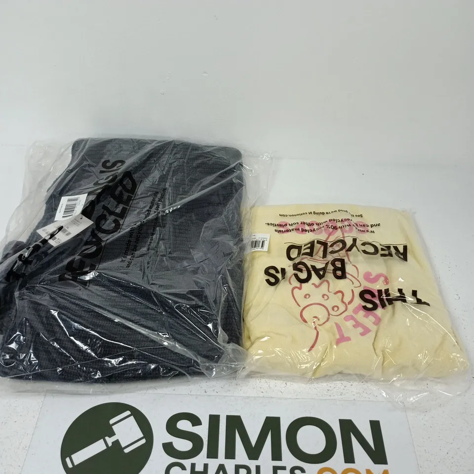 APPROXIMATELY 10 ASSORTED CLOTHING ITEMS IN VARIOUS SIZES, COLOURS & STYLES TO INCLUDE BABY ZIP THROUGH HOODED TOWEL , BOX FIT CREW KNIT JUMPER
