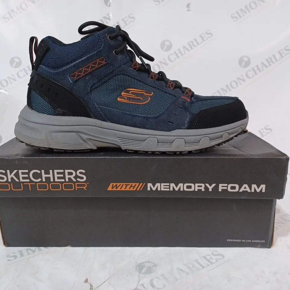 BOXED PAIR OF SKECHERS BOOTS IN NAVY SIZE 8