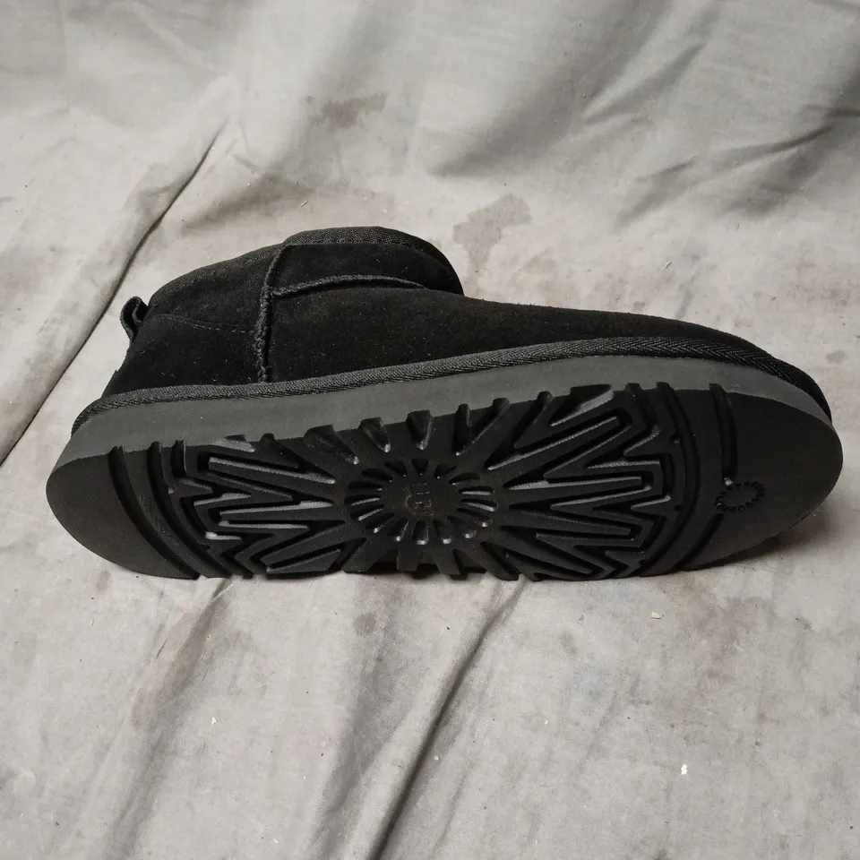 UGG WOMEN'S BLACK SUEDE ANKLE BOOTS WITH FAUX FUR LINING SIZE 2.5