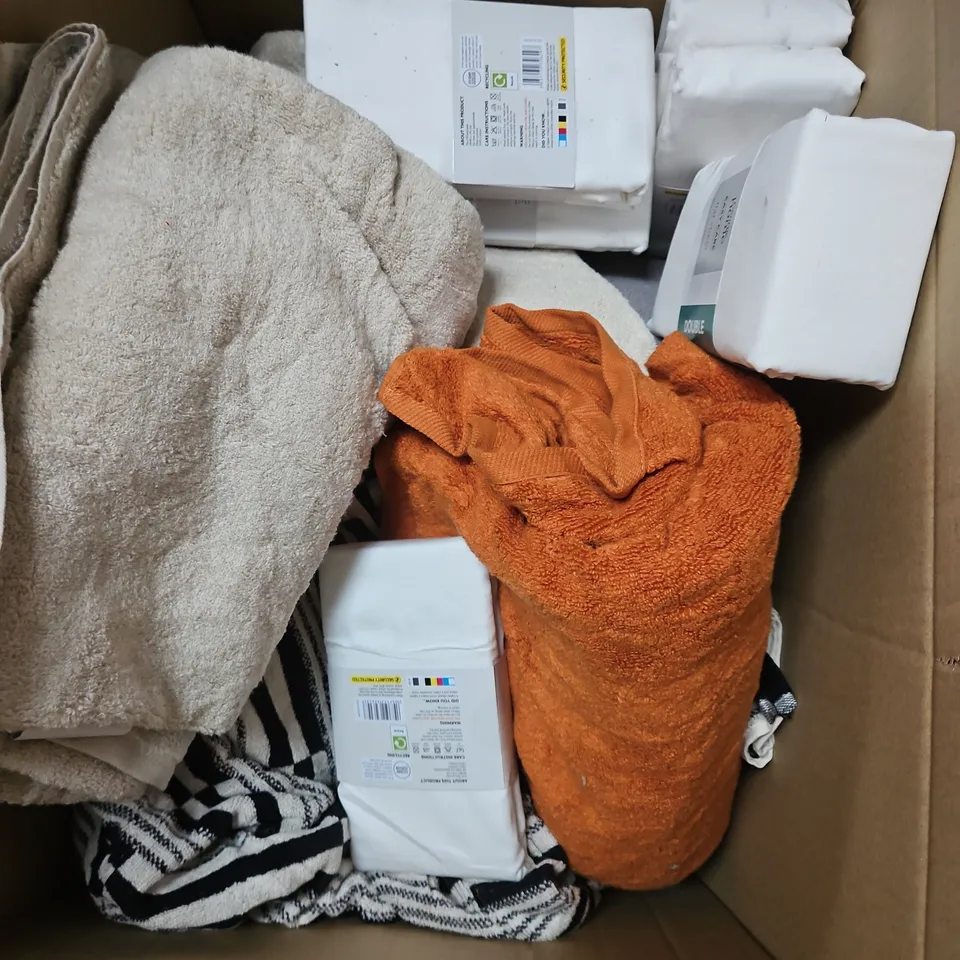 BOX OF APPROXIMATELY 10 ASSORTED BEDDING & SOFT FABRICS ITEMS TO INCLUDE - BLUEY LUNCHBOX - SPIDERMAN TEDDY SINGLE DUVET - SHEETS - ETC