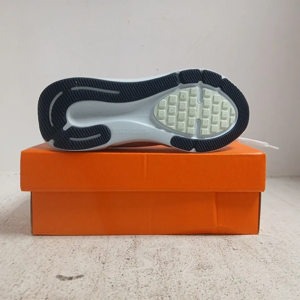 BOXED PAIR OF NIKE STELLAR RIDE TRAINERS IN WHITE SIZE UK 3.5