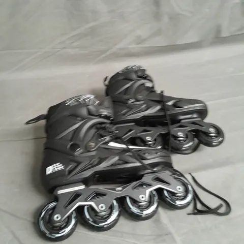 PAIR OF DREAM ASPIRE COMBAT INLINE SKATES SIZE 5/6