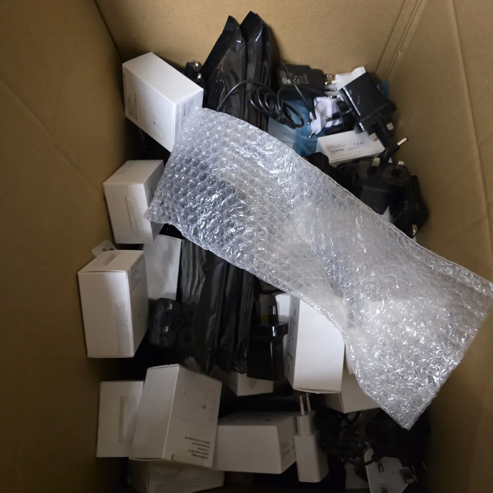 BOX OF APPROX 15 ASSORTED ELECTRICAL ITEMS & ACCESSORIES TO INCLUDE - PHONE CASES - PLUGS - KEYBOARD - ETC