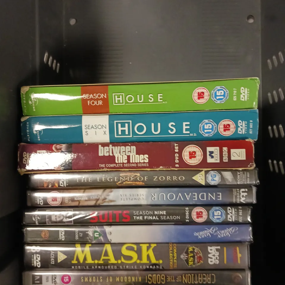 APPROXIMATELY 15 ASSORTED FILMS/DVD SERIES TO INCLUDE BEHIND ENEMY LINES, RICKY GERVAIS LIVE, GOOSEBUMPS ETC 