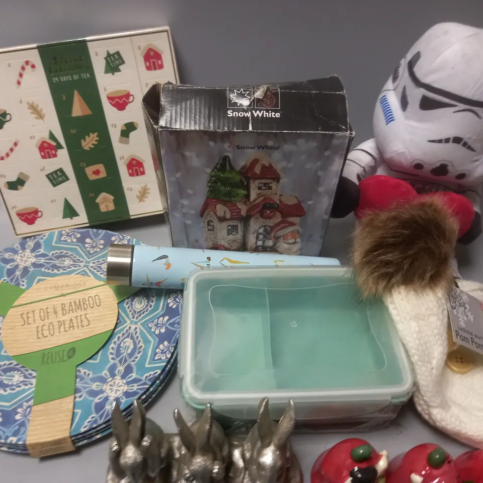 LOT OF 11 ASSORTED HOUSEHOLD ITEMS TO INCLUDE BAMBOO PLATES, KITCHEN STORAGE TUBS, STORMTROOPER PLUSHIE AND RABBIT ORNAMENT