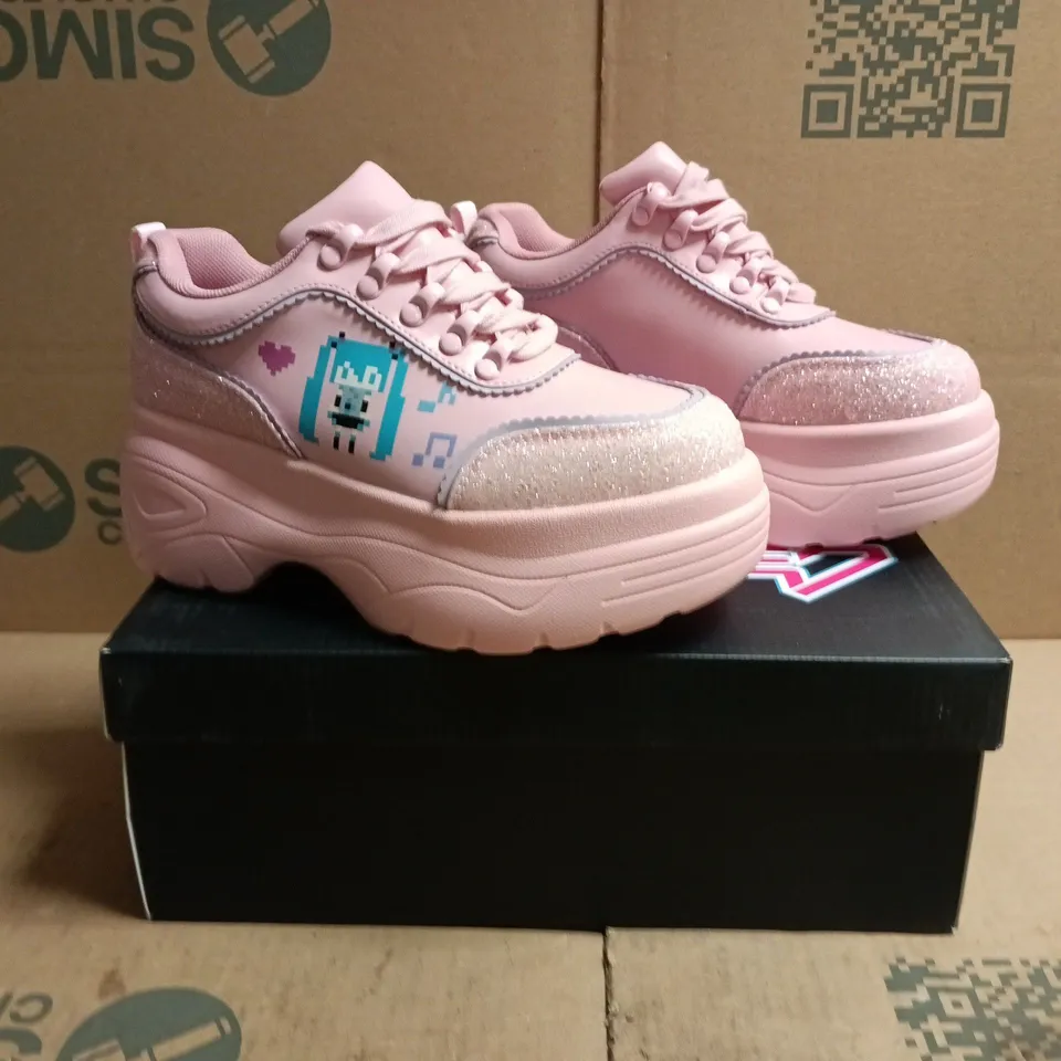 BOXED PAIR OF KOI HATSUNE MIKU TRAINERS IN PINK SIZE US 5
