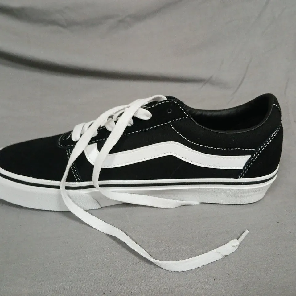 VANS OLD SKOOL SNEAKERS IN BLACK & WHITE - UK 7
