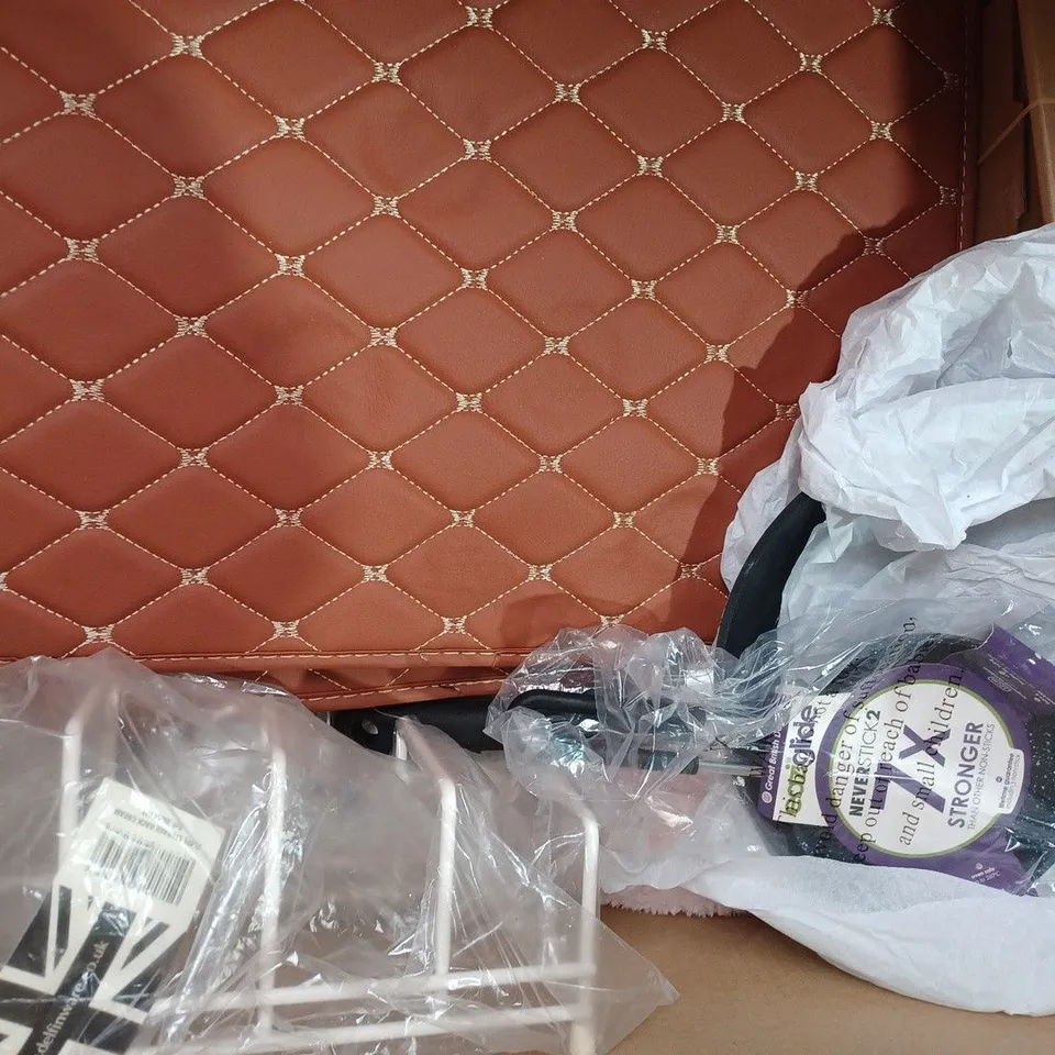 BOX OF APPROXIMATELY 15 ASSORTED HOUSEHOLD ITEMS TO INCLUDE ELPINE 6 GANG SWITCHED EXTENSION LEAD, ANBOXIT PLATE STAND, ETC