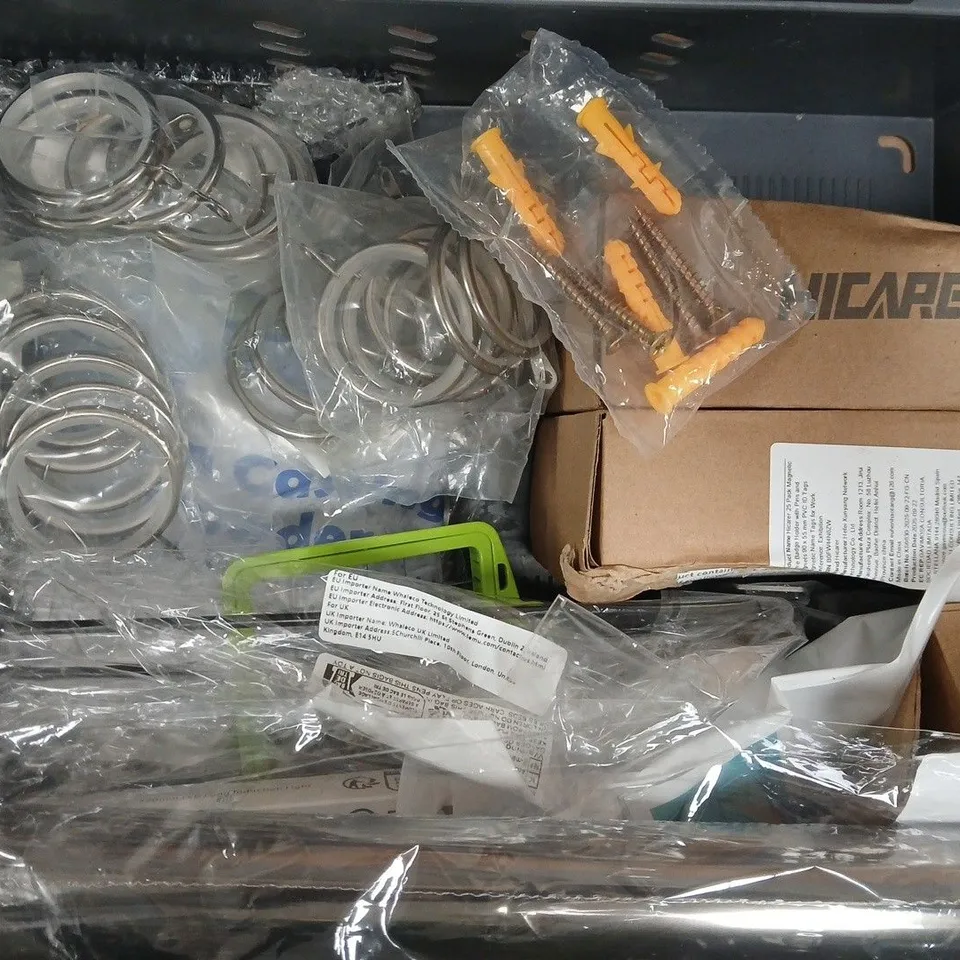 APPROXIMATELY 10 ASSORTED HOUSEHOLD ITEMS TO INCLUDE LED MIRROR CLOCK, ETC