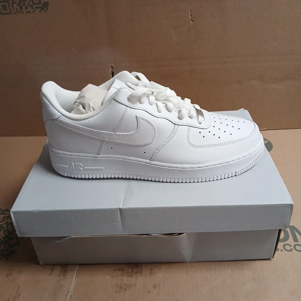 NIKE WHITE AIR FORCE 1 TRAINERS BOXED SIZE 9.5