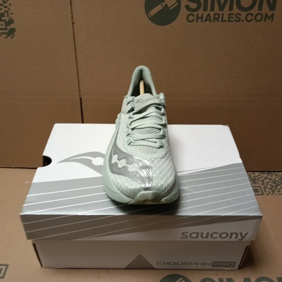 BOXED PAIR OF WOMENS SAUCONY ENDORPHIN PRO 4 IN LIGHT GREEN - UK 5