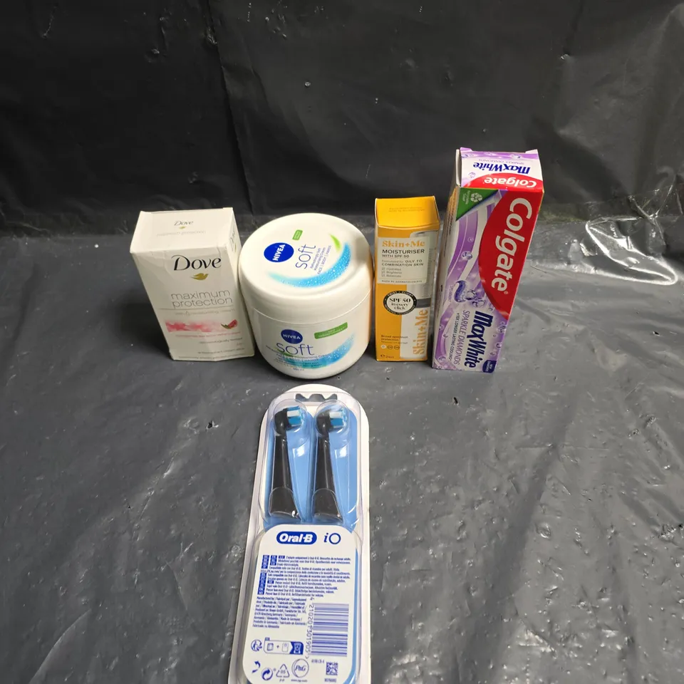 APPROXIMATEY 20 ASSORTED HEALTH AND BEAUTY PRODUCTS TO INCLUDE - DOVE DEODORANT STICK - ORAL-B PRO REPLACEMENT TOOTHBRUSH HEADS AND COLGATE MAX WHITE TOOTHPASTE