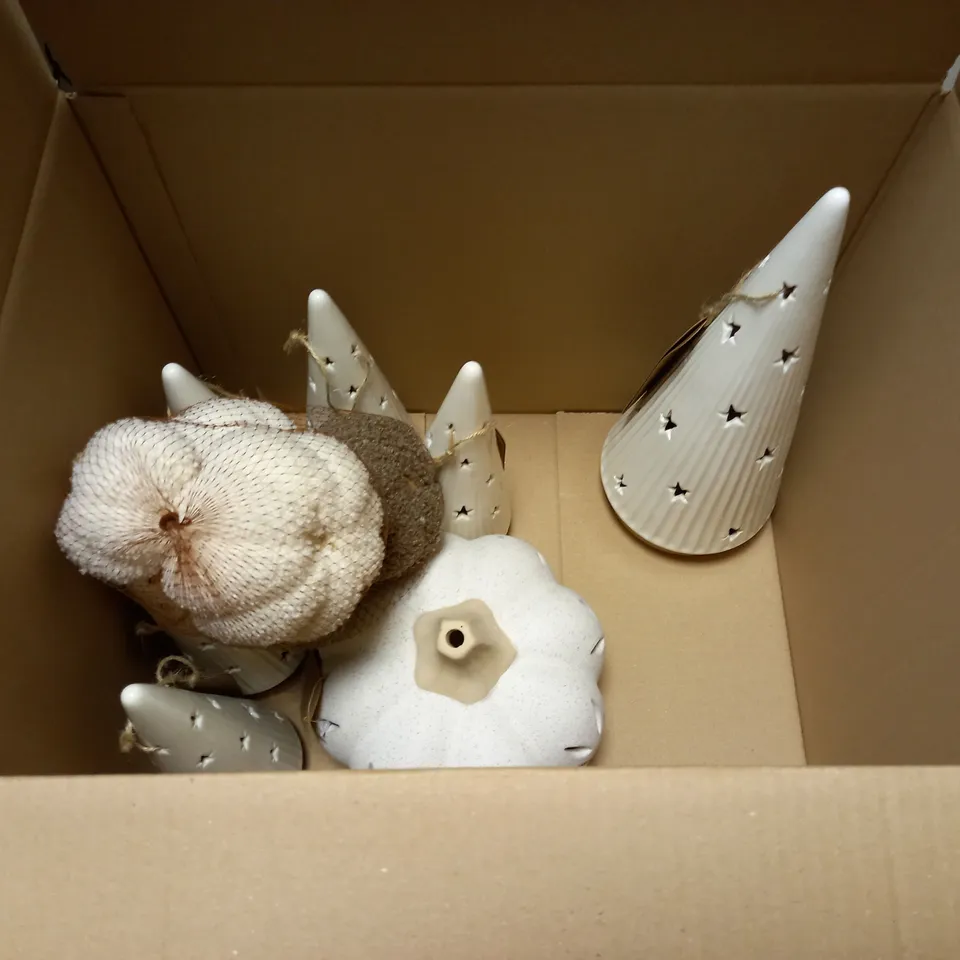 LOT OF APPROX. 12 GEORGE FESTIVE DECORATIONS TO INCLUDE CERAMIC LIGHT UP TREES