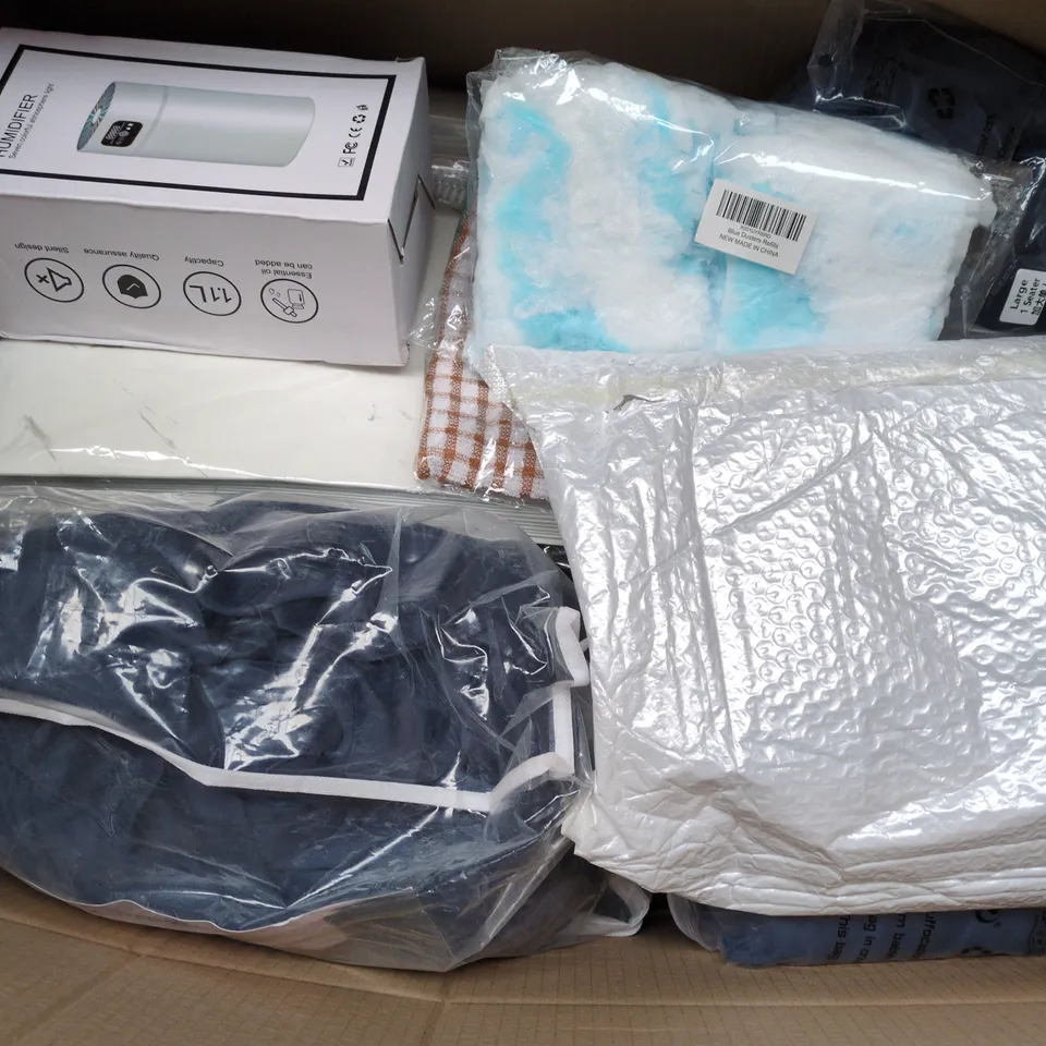 APPROXIMATELY 15 ASSORTED HOUSEHOLD PRODUCTS TO INCLUDE SEAT COVERS, HUMIDIFIER, CABLE TUBE, ETC - COLLECTION ONLY