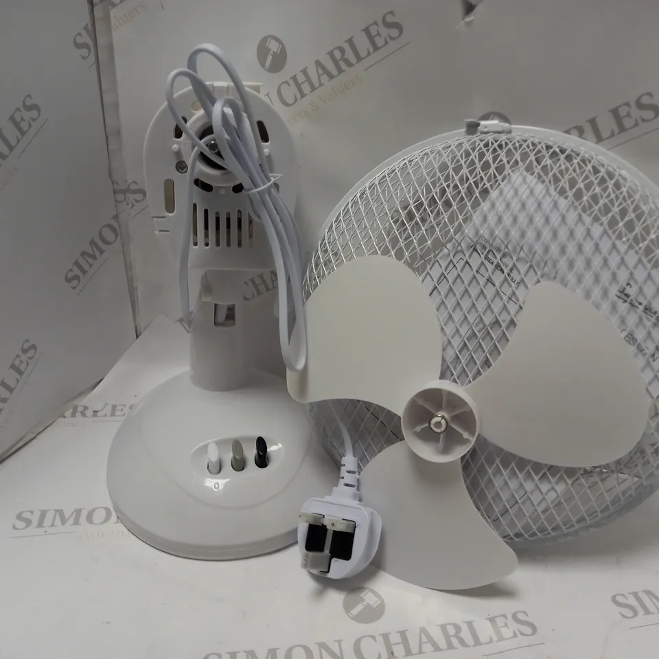 9" DESK FAN IN WHITE