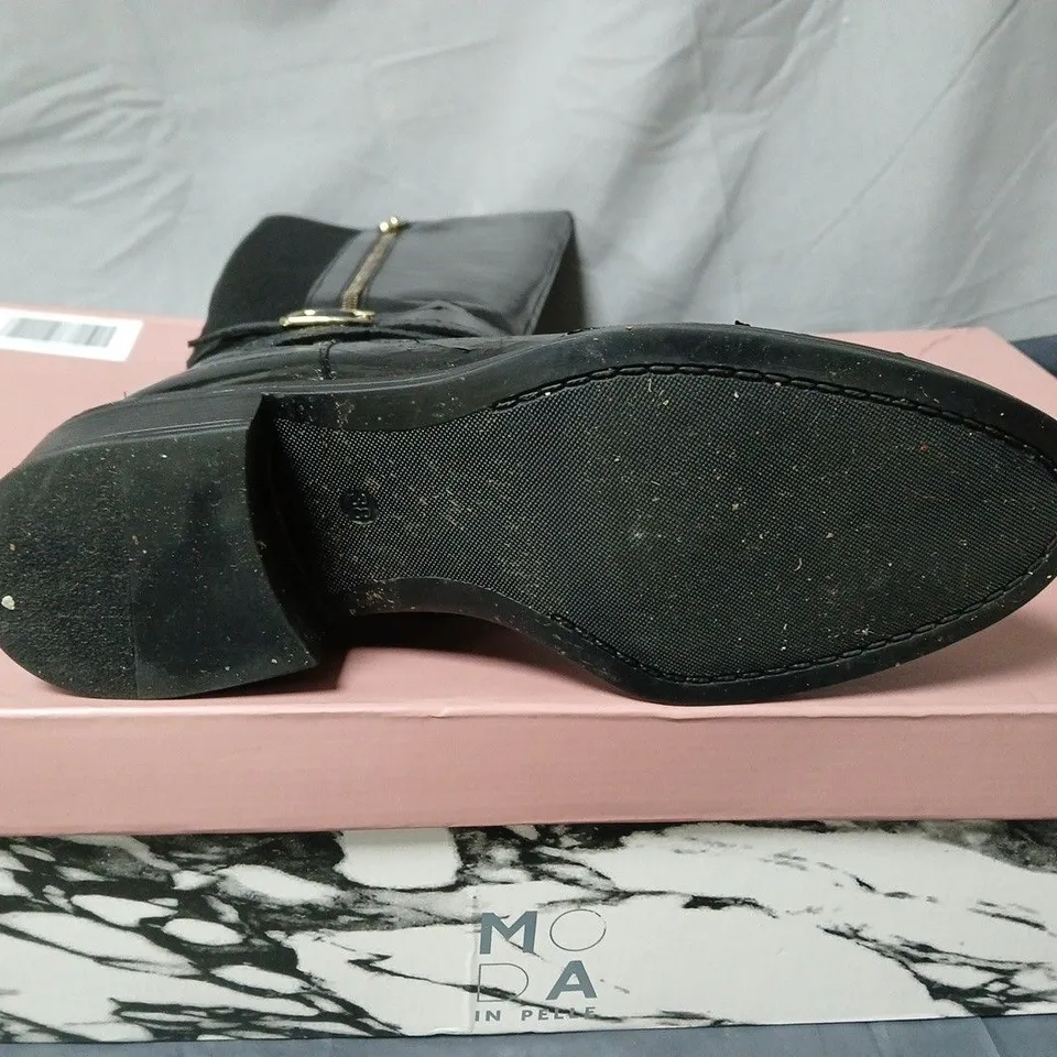 BOXED PAIR OF MODA IN PELLE BLACK PATENT KNEE-HIGH BOOT - UK SIZE 5