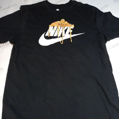 NIKE LOGO GRAPHIC T-SHIRT SIZE M