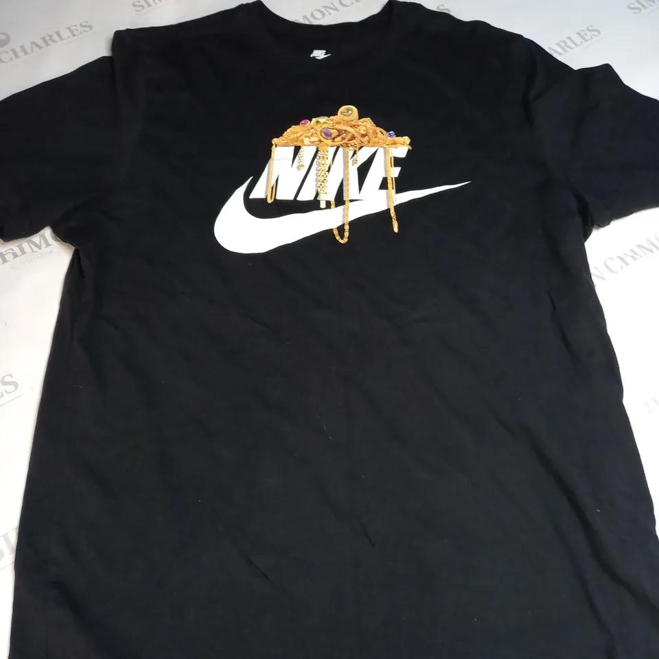NIKE LOGO GRAPHIC T-SHIRT SIZE M