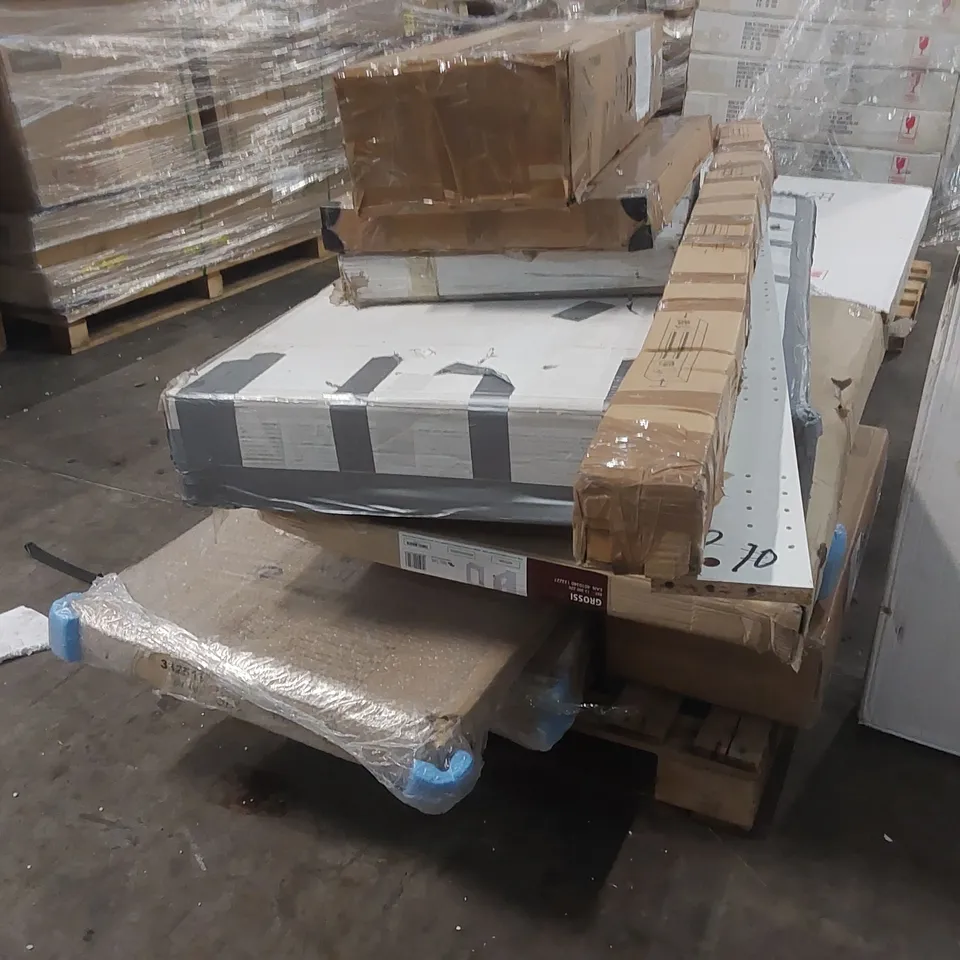 PALLET CONTAINING A LARGE QUANTITY OF ASSORTED DESIGNER FURNITURE PARTS