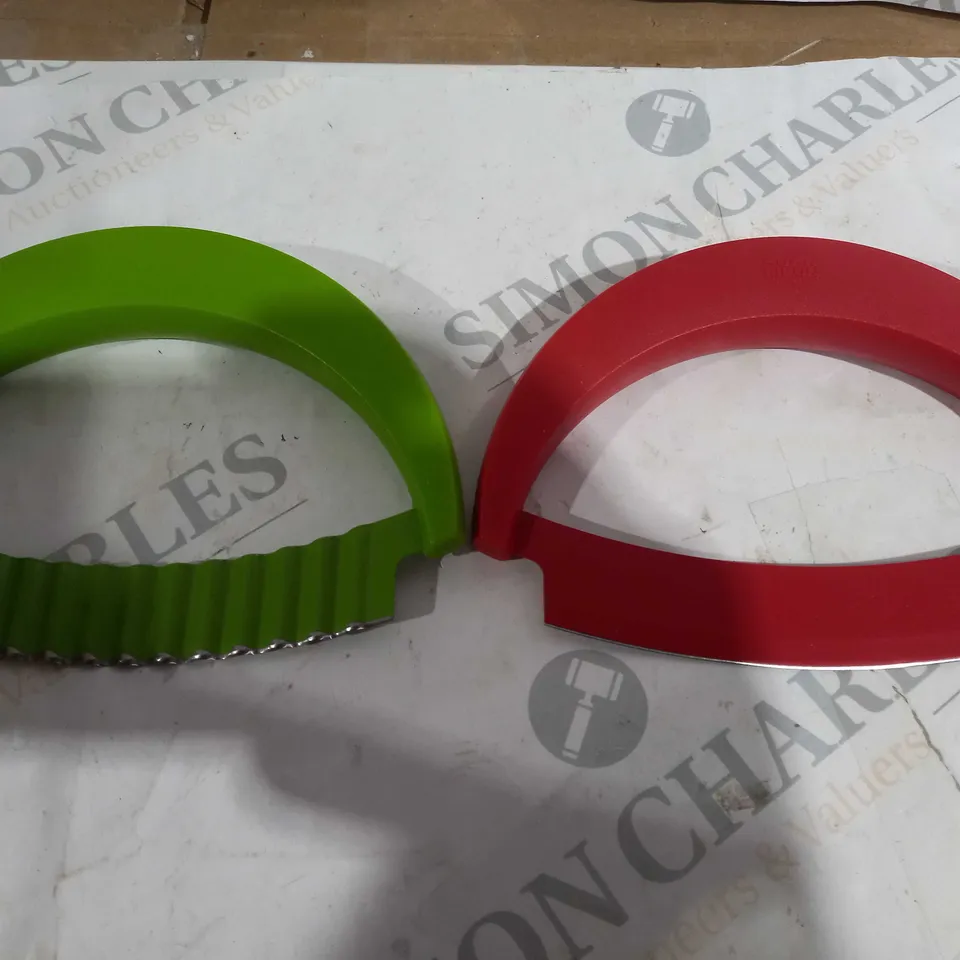 SET OF TWO KR KITCHEN PASTRY CUTTERS