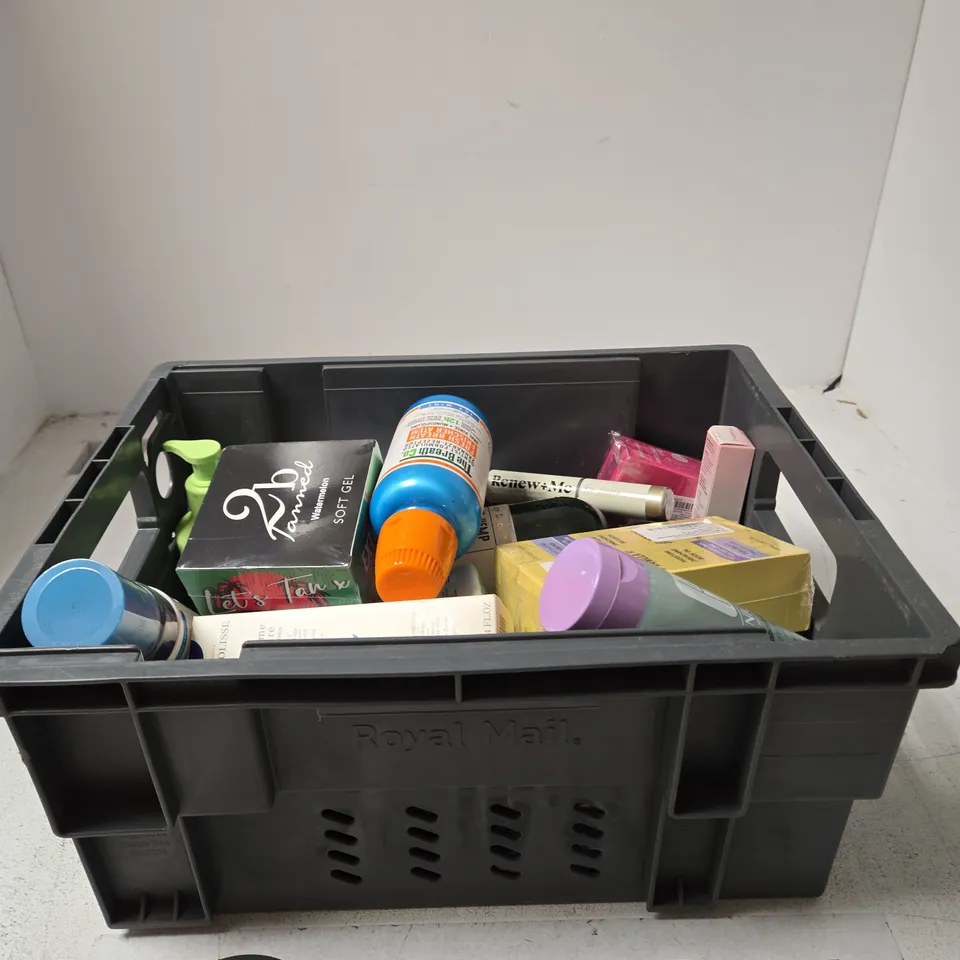 TOTE OF APPROXIMATELY 10 ASSORTED BEAUTY PRODUCTS INCLUDING THE BREATH CO ORAL RINSE, CLINIQUE LIQUID FACIAL SOAP MILD AND TAHITIAN VANILLA BODY OIL