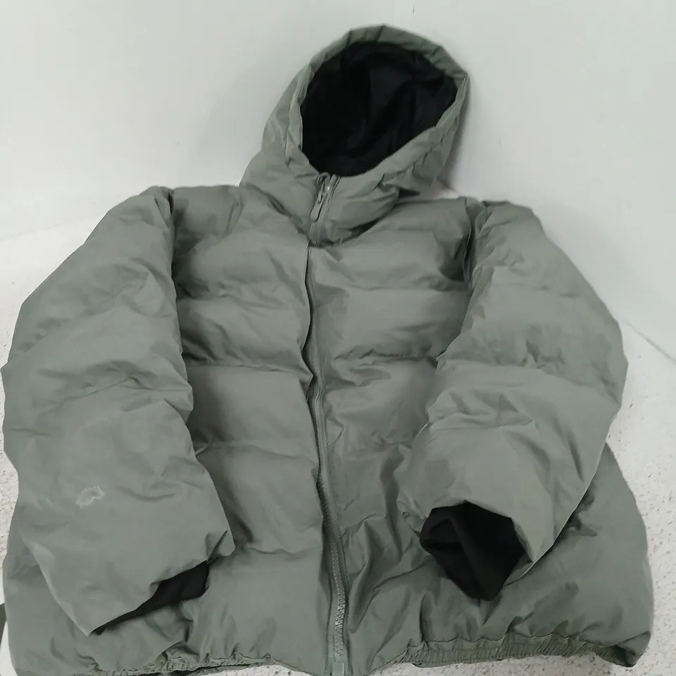 GREY PADDED HOODED JACKET – UK SIZE 11 (146 CM)