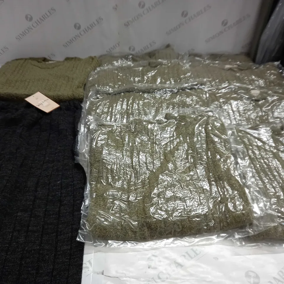 APPROXIMATELY 10 ASSORTED CLOTHING ITEMS IN VARIOUS SIZES AND COLOURS TO INCLUDE JUMPERS, SWEATERS, PANTS, ETC