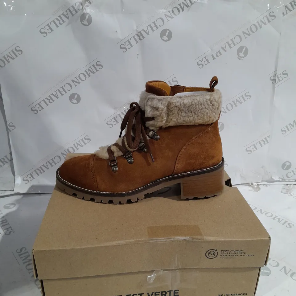 BOXED PAIR OF CLARKS LOW HEEL ANKLE BOOTS IN TAN UK SIZE 7