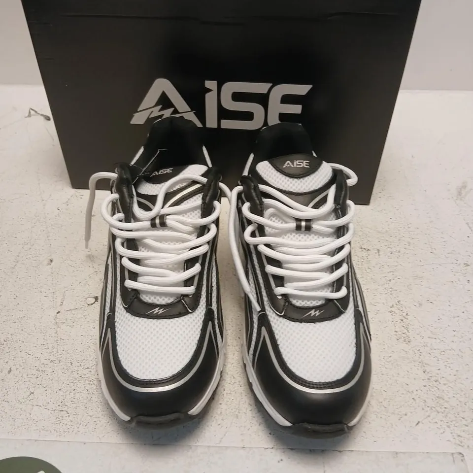 AISE COSMO RUNNER TRAINERS – UK 9 (EU 43)