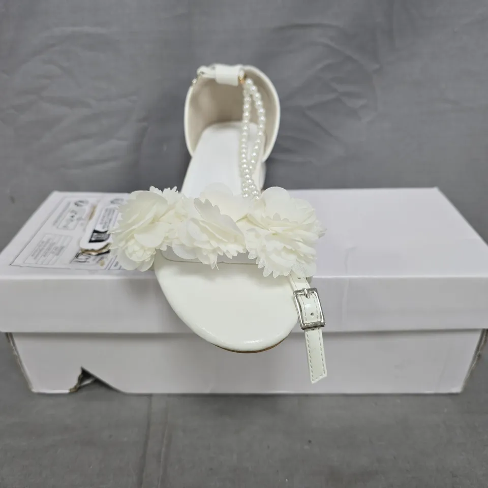 BOXED PAIR OF UNBRANDED LOW BLOCK HEEL OPEN TOE BRIDAL SANDALS IN IVORY SIZE EU 35