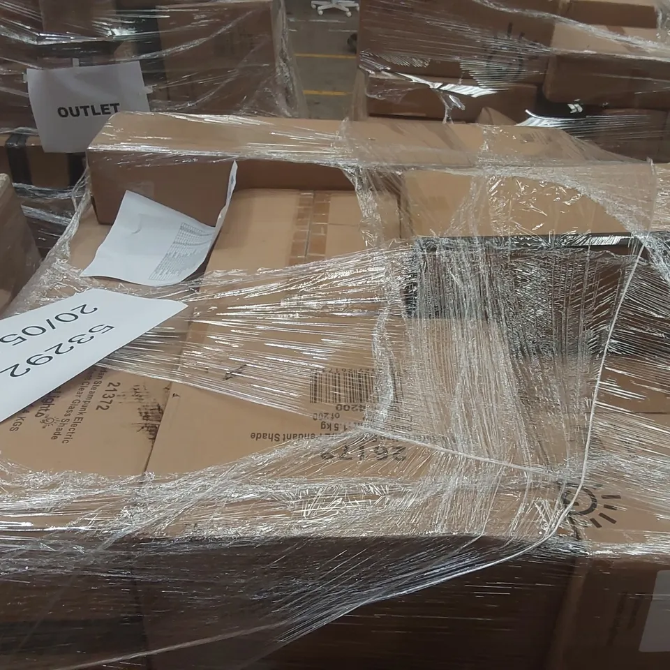 PALLET CONTAINING A VERY LARGE QUANTITY OF HOME LIGHTING PRODUCTS