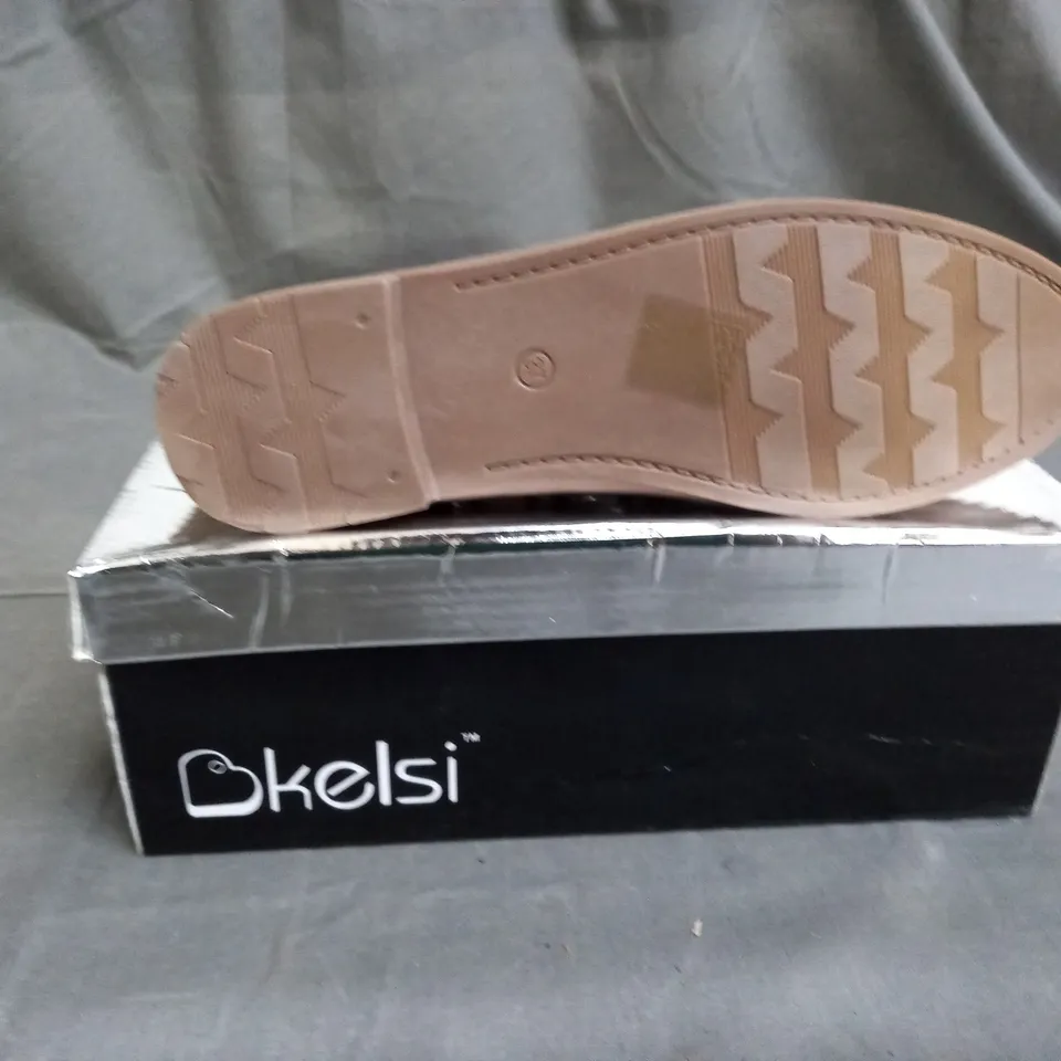 APPROXIMATELY 11 BOXED PAIR OF KELSI BEIGE LOAFERS IN VARIOUS SIZES TO INCLUDE SIZE 4
