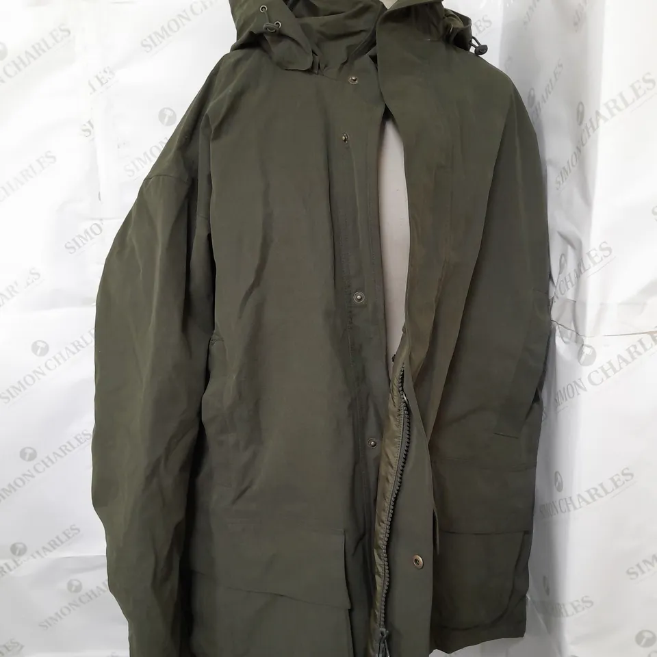 BARBOUR BEACONFEILD JACKET IN OLIVE - XXL