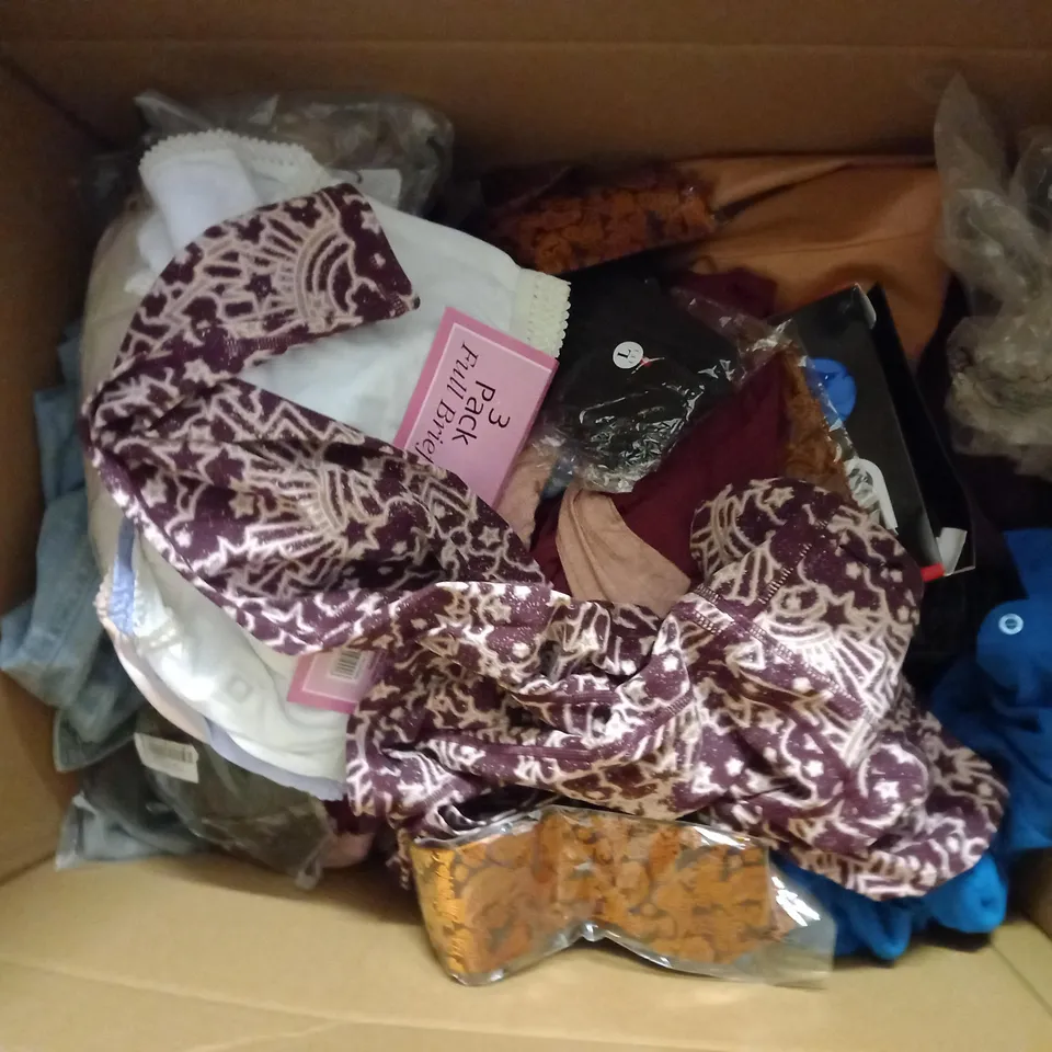 LOT OF APPROX 20 ASSORTED CLOTHING ITEMS VARYING IN SIZE/COLOUR/STYLE TO INCLUDE: TROUSERS, TOPS, JUMPERS