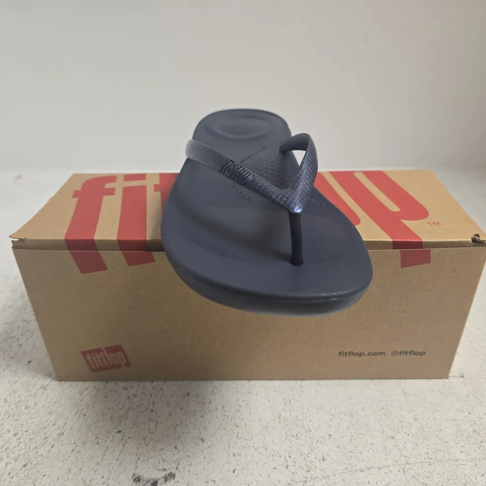 BOXED PAIR OF FITFLOP IQUSHION ERGONOMIC FLIP-FLOPS IN MIDNIGHT NAVY SIZE UK 6