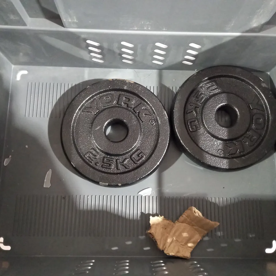 BOX OF APPROXIMATELY 4ASSORTED ITEMS TO INCLUDE - STICK PLACE MAT - 2.5KG WEIGHT - FLOOR SCRAPER ECT