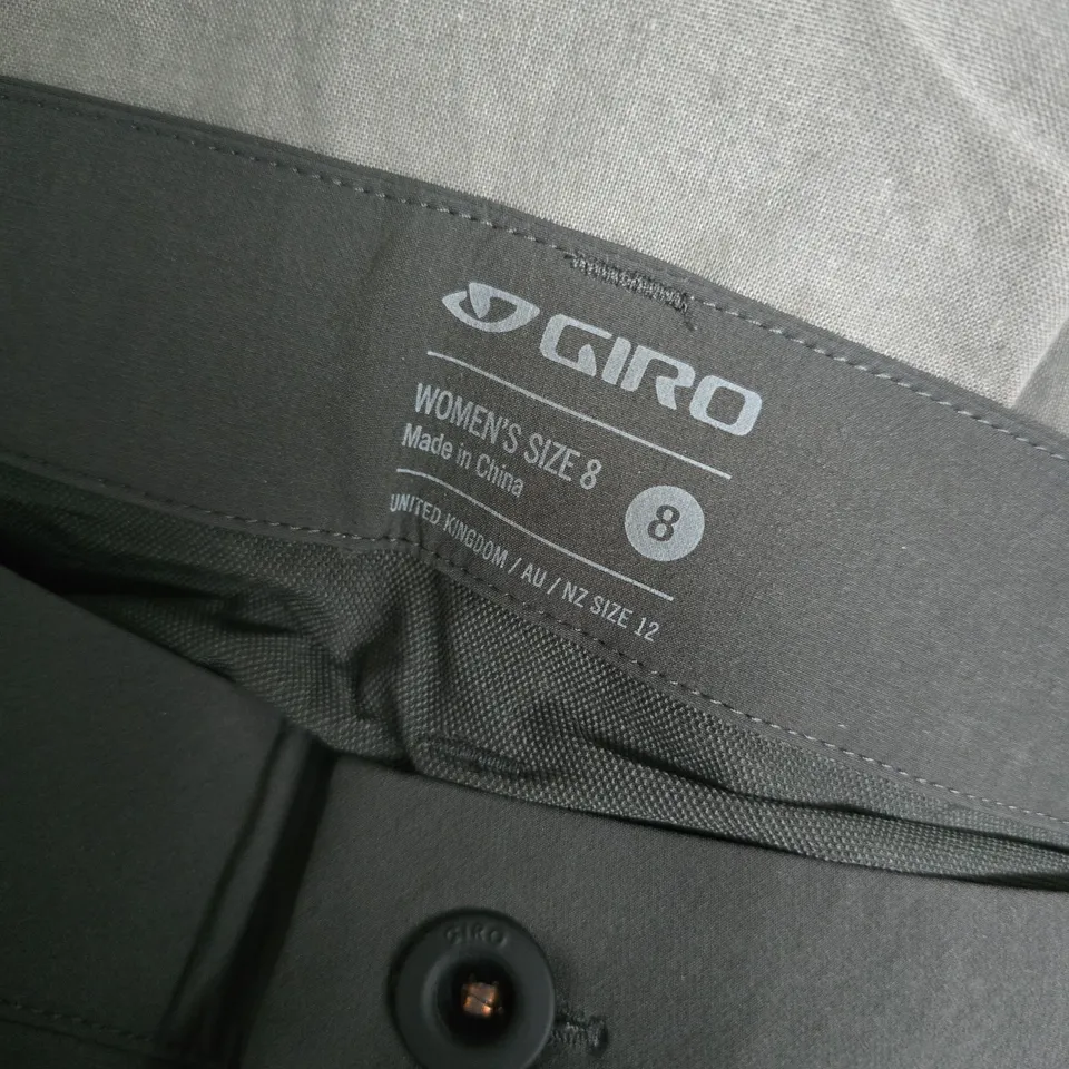 GIRO VENTURE II SHORTS IN CHARCOAL - XS