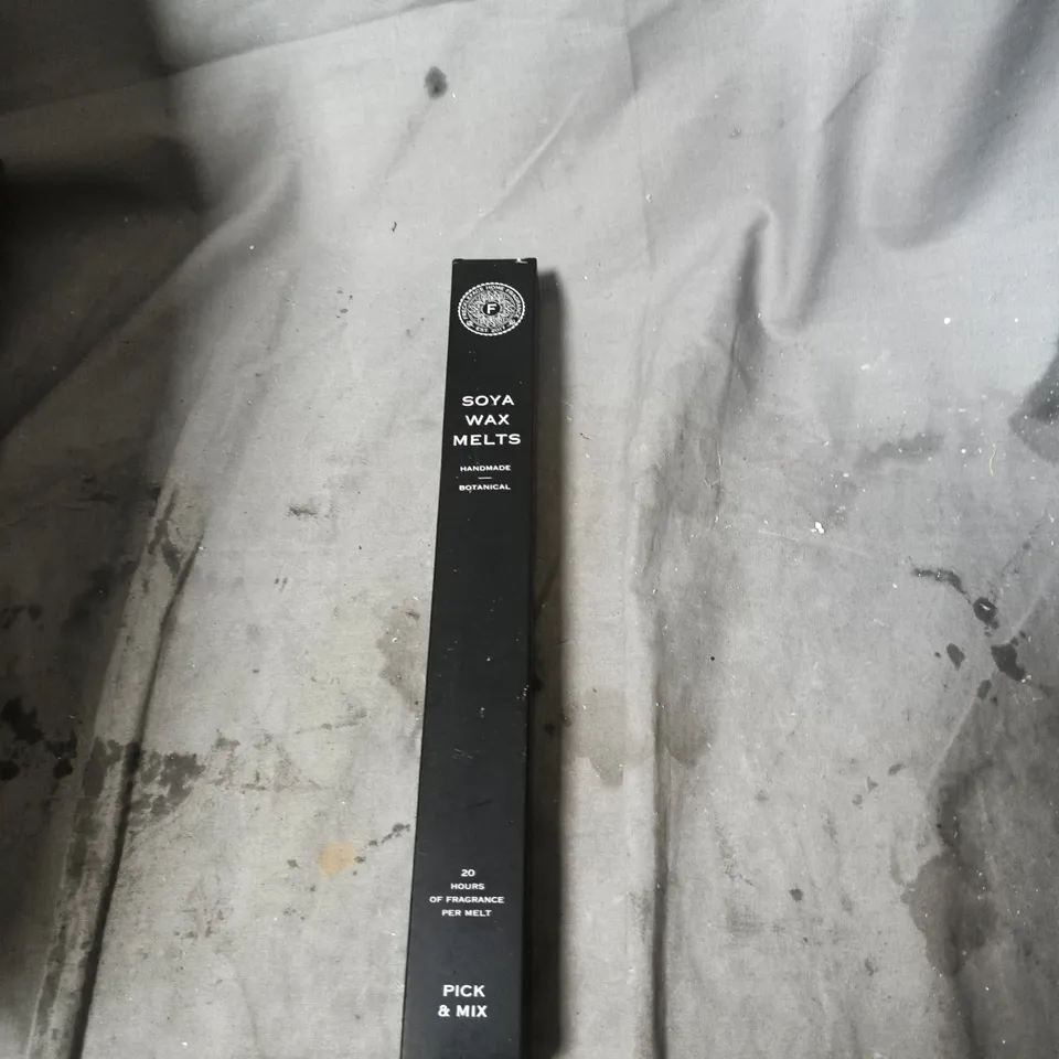 APPROXIMATELY 18 ASSORTED ITEMS INCLUDING PHILIPS COREPRO LIGHT BULB , SOYA WAX MELTS AND G9 LED BULB 