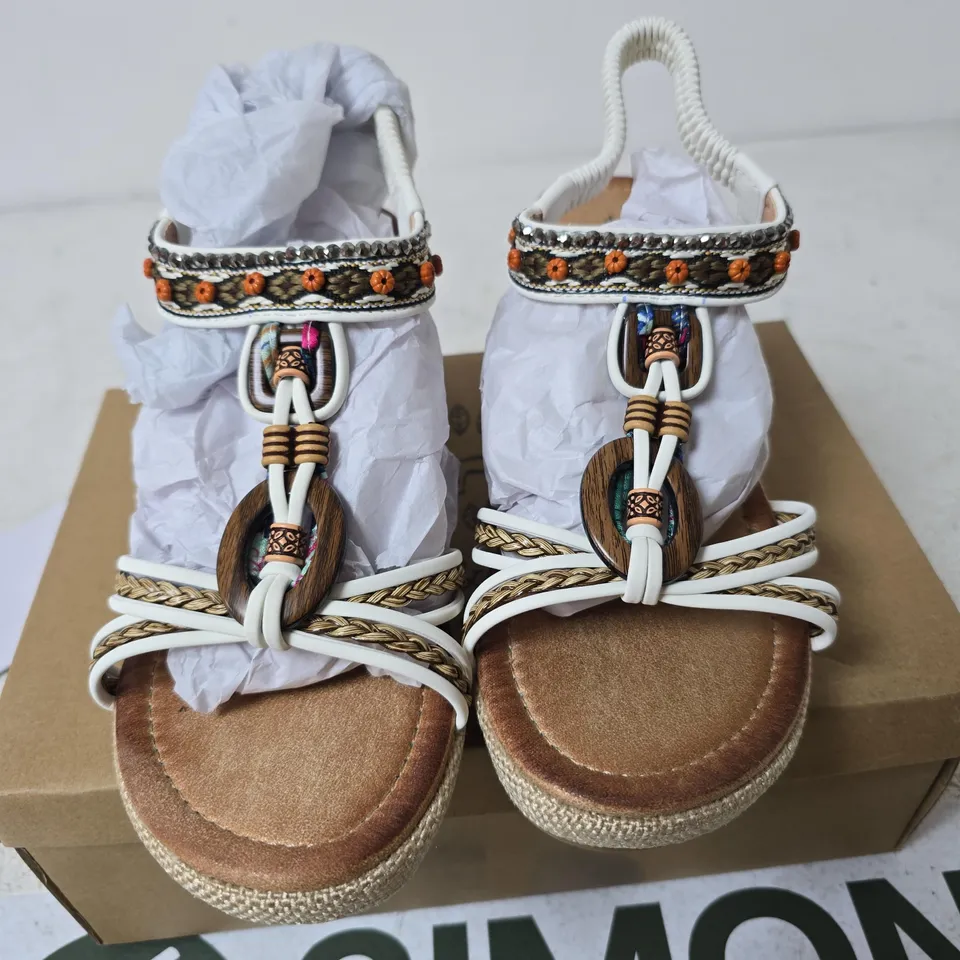 BOXED JO & JOE TRINIDAD WEDGE SHOES, WHITE - SIZE 4