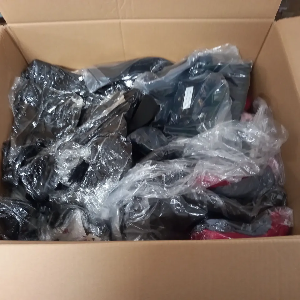 LARGE QUANTITY OF ASSORTED CLOTHING ITEMS 
