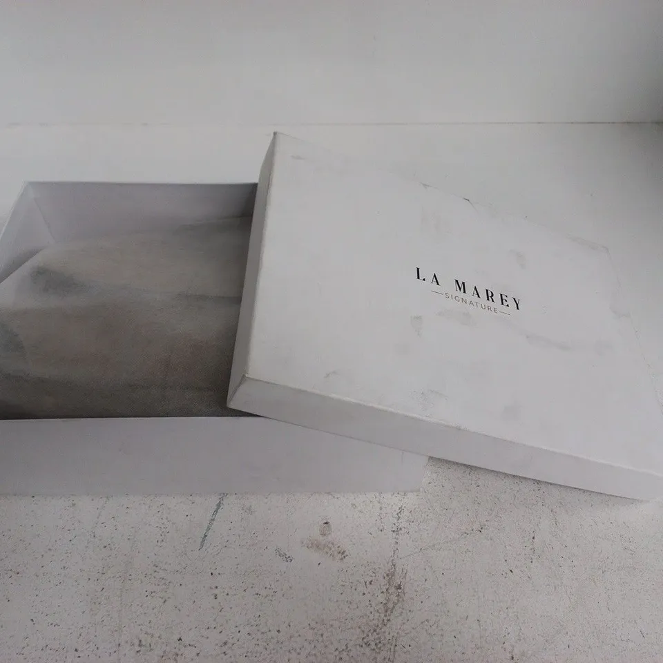BOXED LA MEREY LEATHER EFFECT HANDBAG IN NATURAL